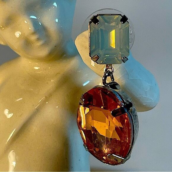 Gorgeous crystal drop earrings in Apricot and milky crystal. - Picture 1 of 13